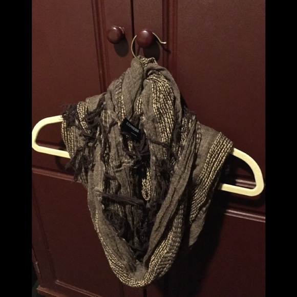 Accessories - 3/$10🔴Brown and Gold Infinity Scarf